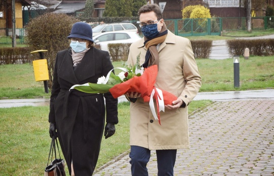 Starosta Piotr Babicki wspólnie z przewodniczącą Rady Powiatu Bożeną Wroną składają kwiaty