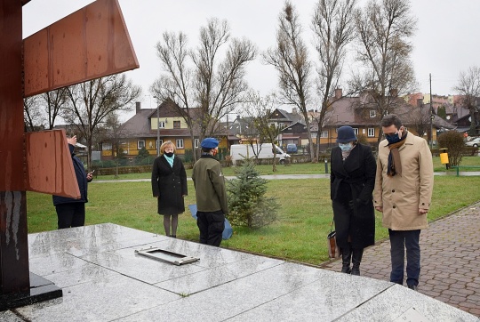 Starosta z przewodniczącą Rady Powiatu oddają pokłon pod Krzyżem Katyńskim