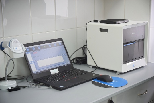 System składa się z aparatu, komputera i oprogramowania do uruchamiania testów i przeglądania wyników 