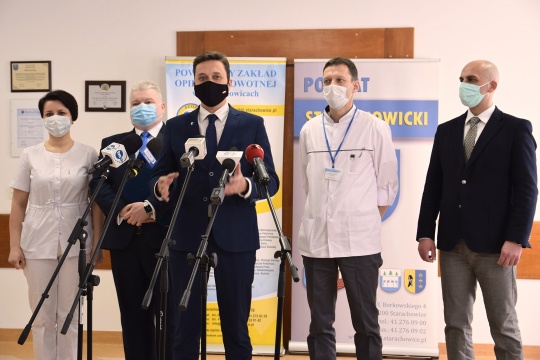 Starosta Piotr Babicki wspólnie z członkiem Zarządu Powiatu Robertem Sowulą podczas konferencji prasowej w szpitalu