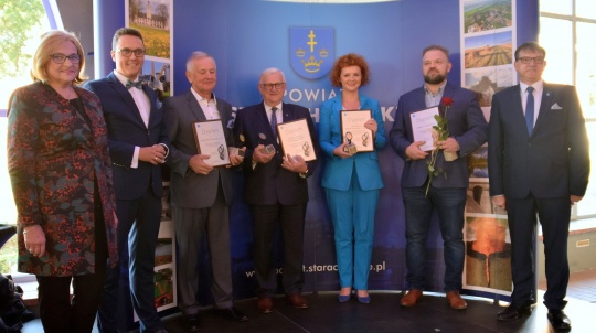 Tegoroczni laureaci nagrody ze starostą, wicestarostą i przewodniczącą Rady Powiatu 