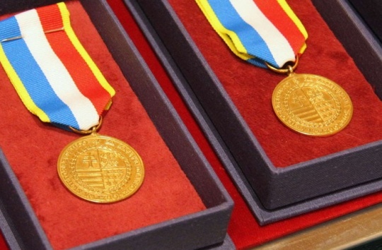 Dwie-Odznaki-Honorowe-Wojewodztwa-Swietokrzyskiego-leza-w-otwartych-pudelkach